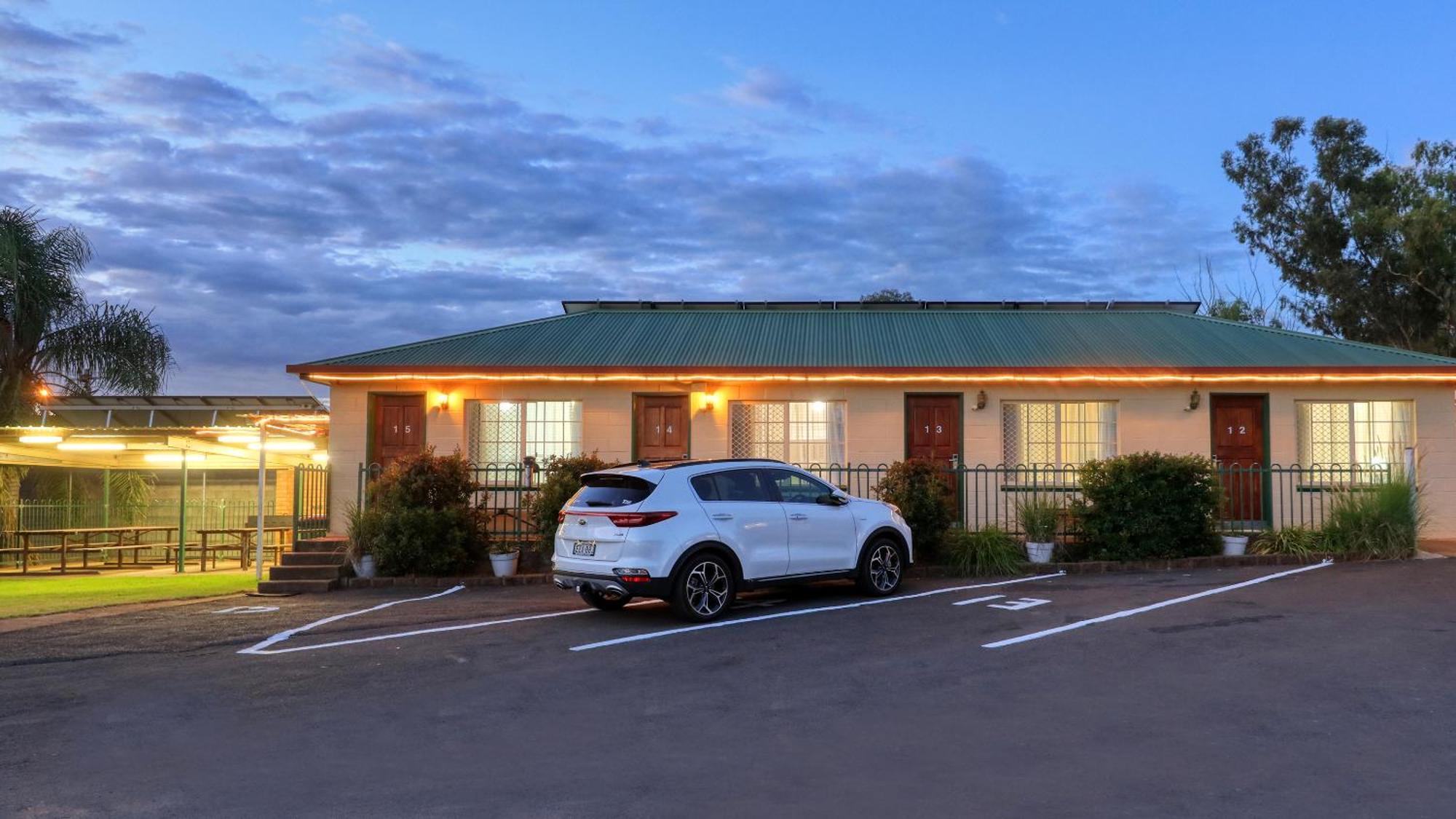 Golden Peak Motel Peakhill Peak Hill Exterior photo