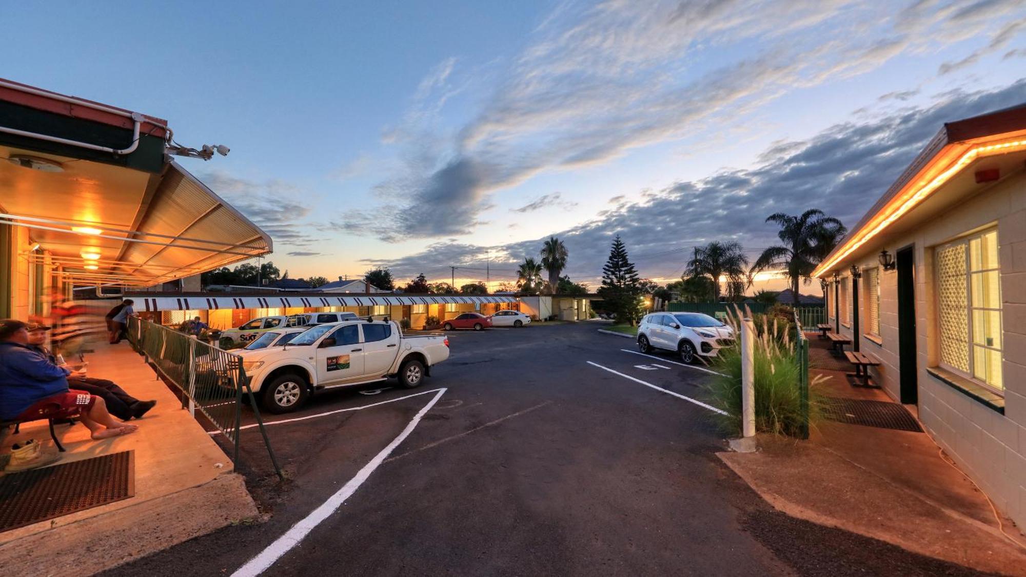 Golden Peak Motel Peakhill Peak Hill Exterior photo